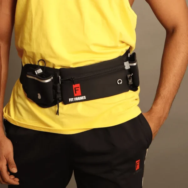 cinturon-hidratacion-running-negro-runner-pro-fit-fornes.jpg Cinturón de hidratación negro Fit Fornes con compartimento central con cremallera, porta botellas laterales y salida para auriculares.