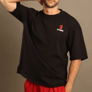 Hombre usando camiseta oversize negra de manga media con logotipo Fit Fornes en el pecho para entrenamiento de fuerza.