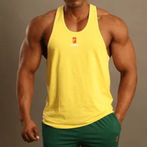 Hombre con físico atlético usando una camiseta de tirantes amarilla vibrante con el logotipo rojo de Fit Fornes en el pecho.