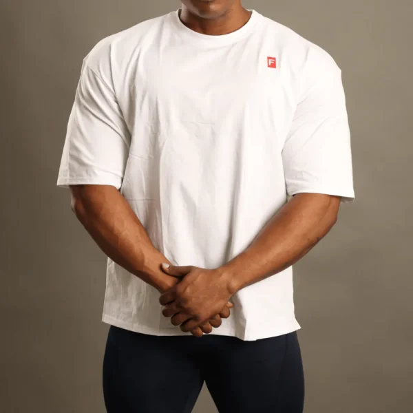 camiseta-oversize-blanca-gym-algodon-fit-fornes.jpg Hombre con camiseta oversize blanca de algodón con logotipo rojo Fit