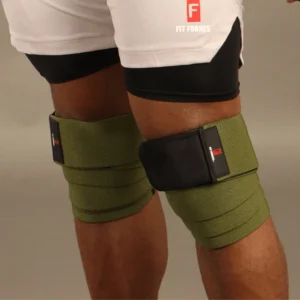 rodilleras-compresion-army-green-fit-fornes.jpg Primer plano de un atleta usando rodilleras de compresión color verde militar de Fit Fornes para soporte en levantamiento de pesas.