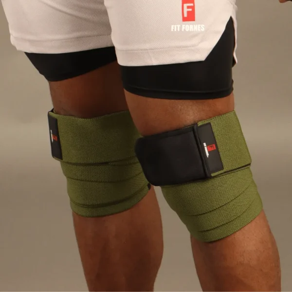 Primer plano de un atleta usando rodilleras de compresión color verde militar de Fit Fornes para soporte en levantamiento de pesas.