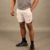 Hombre usando short deportivo 2 en 1 color gris claro con lycra de compresión blanca interna y logotipo Fit Fornes.