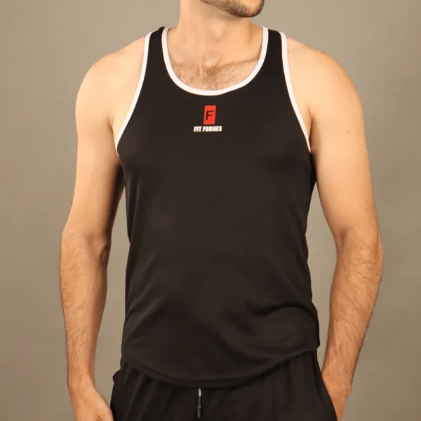Torso de hombre con camiseta dry fit de tirantes negra de corte clásico con ribetes blancos en cuello y hombros, mostrando el logotipo central de Fit Fornes.