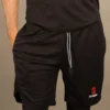 Hombre usando short deportivo 2 en 1 color negro licra de compresión blanca interna y logotipo Fit Fornes.