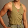 Hombre usando una camiseta de tirantes color verde army vibrante con el logotipo rojo de Fit Fornes en el pecho.