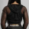 Mujer posando con crop top de malla negra transparente, capucha y mangas largas con logotipo Fit Fornes