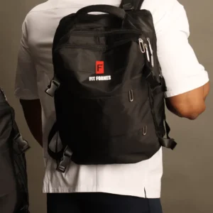 Un hombre de espaldas con una camiseta blanca deportiva carga una mochila táctica negra de alta resistencia con el logotipo de Fit Fornes.