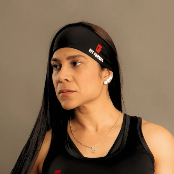 Mujer con cabello largo usando la banda deportiva negra Fit Fornes Headband Sport diseñada para absorber el sudor durante el entrenamiento.
