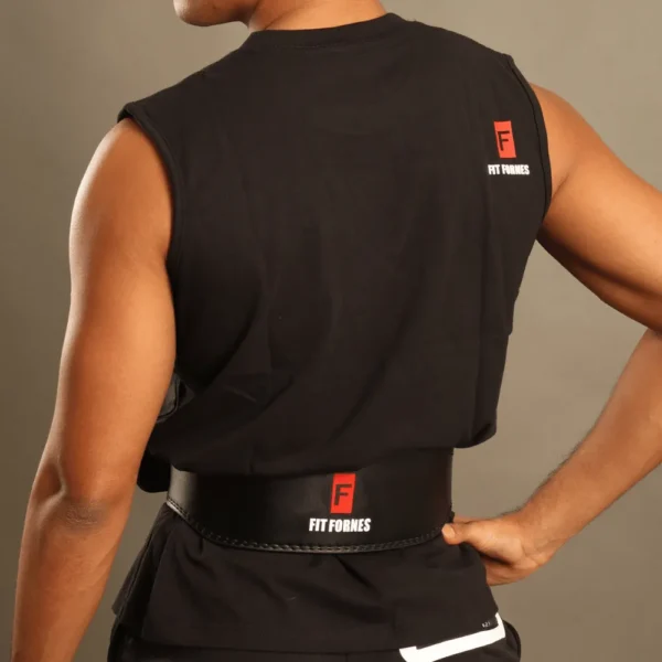 Hombre posando de espalda con un brazo en la cintura usando una camiseta esqueleto deportiva negra sin mangas con el logo de Fit Fornes.