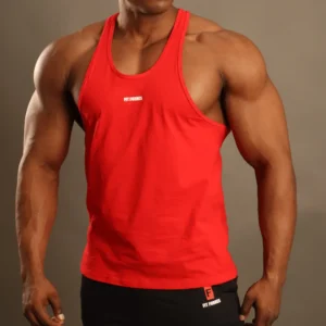 Hombre con físico atlético usando una camiseta de tirantes rojo vibrante con Fit Fornes en el pecho.