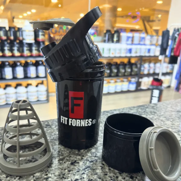 mezclador Fit Fornes en color Negro sobre un mostrador de granito en una tienda de suplementos.