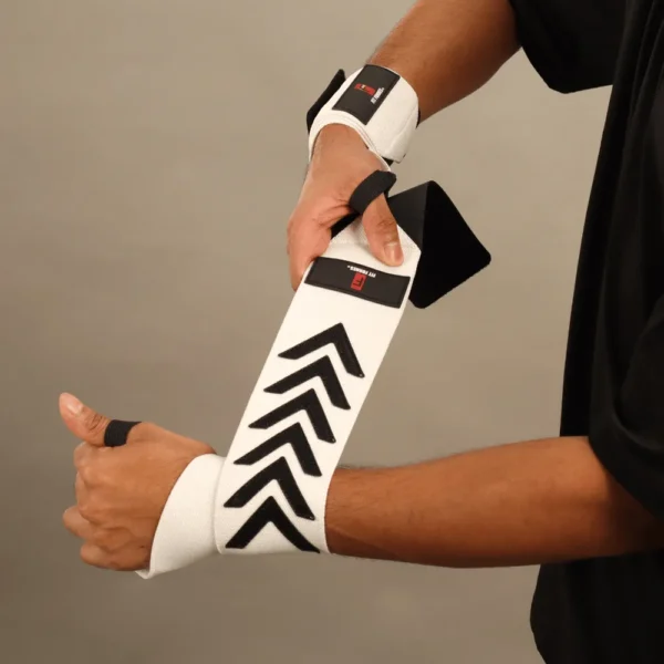 Persona colocando muñequera deportiva de color blanco con detalles negros para soporte y estabilidad en levantamiento de pesas.