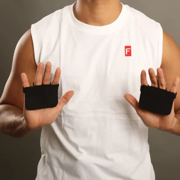 guantes-calleras-gym-proteccion-palma-neopreno.jpg Hombre usando calleras de protección para palma de mano en color negro para levantamiento de pesas y calistenia.