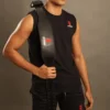 cinturon-fuerza-cuero-negro-power-elite-fit-fornes.jpg Atleta masculino sosteniendo un cinturón de fuerza profesional de cuero negro con el logotipo Fit Fornes y hebilla de acero.