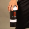 Mano de un atleta sosteniendo un shaker mezclador negro con tapa blanca y el logotipo oficial de Fit Fornes.