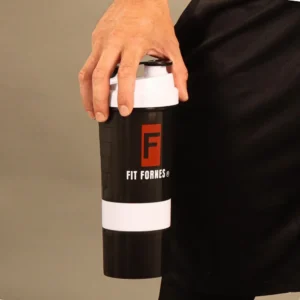 Mano de un atleta sosteniendo un shaker mezclador negro con tapa blanca y el logotipo oficial de Fit Fornes.